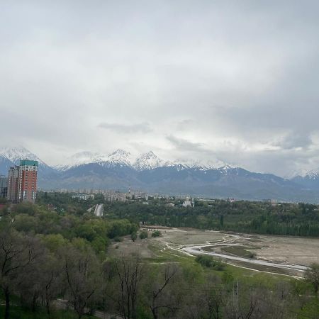 Апартаменты С Этническими Мотивами С Видом На Горы Almaty Esterno foto