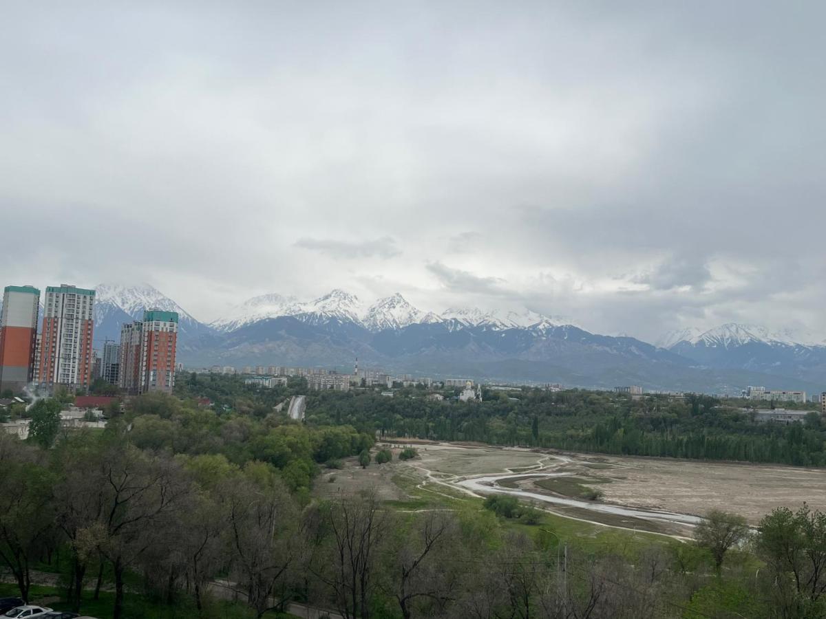 Апартаменты С Этническими Мотивами С Видом На Горы Almaty Esterno foto